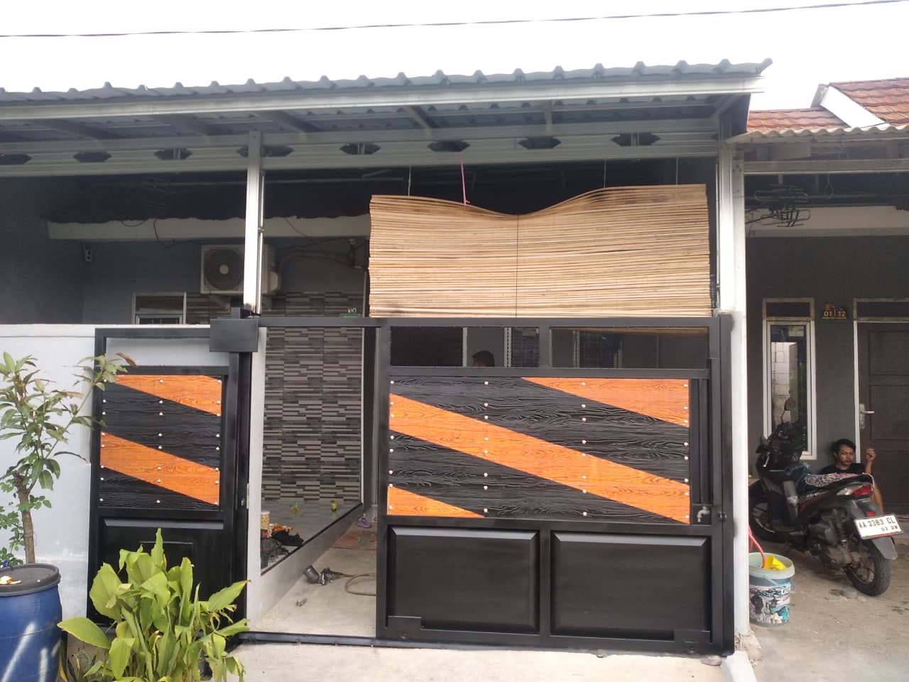PINTU PAGAR DORONG MOTIF SERAT KAYU