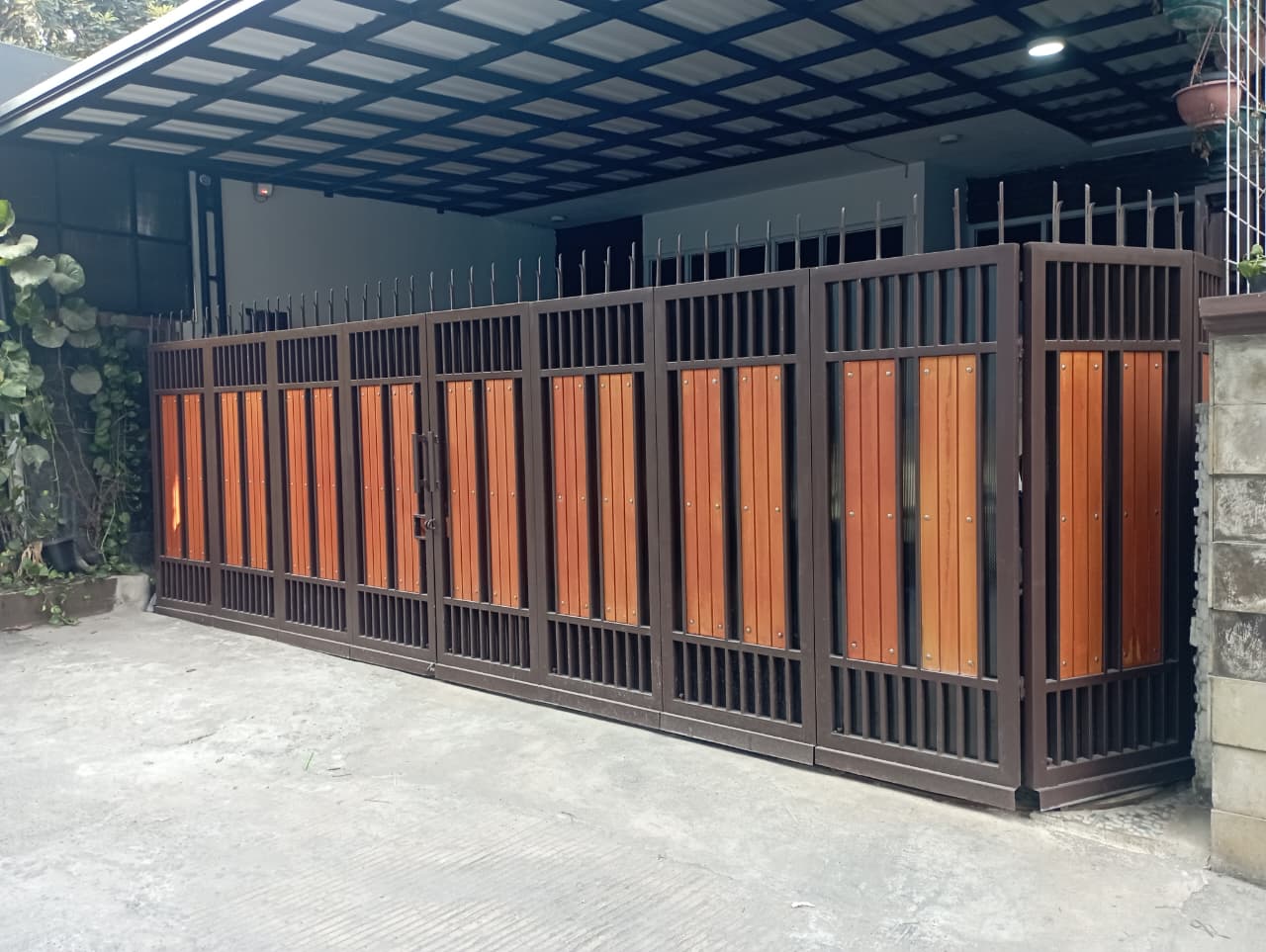 PINTU PAGAR DORONG TIKUNG MOTIF SERAT KAYU